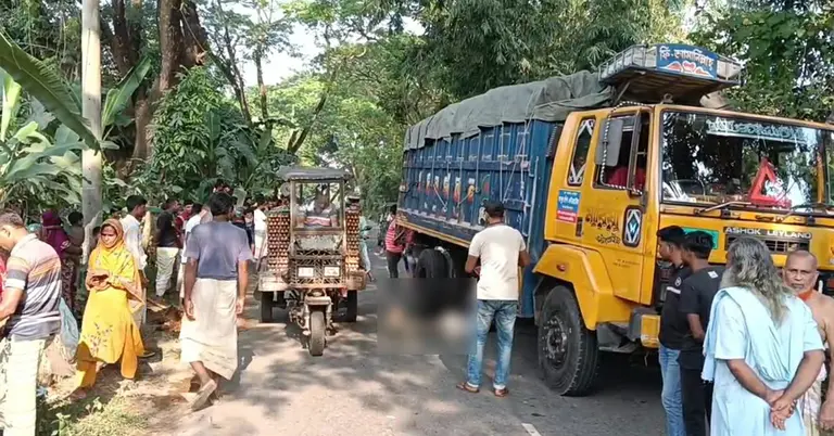 দুর্ঘটনাস্থলে এলাকাবাসীর অবস্থান
